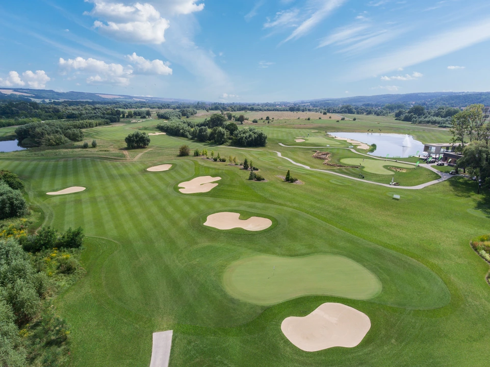 Warum ist das Wohnen neben einem Golfplatz so beliebt?